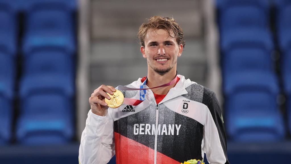 Petenis asal Jerman, Alexander Zverev (5) meraih emas di nomor tunggal putra cabor tenis lapangan pada Olimpiade Tokyo 2020, Minggu (1/8)