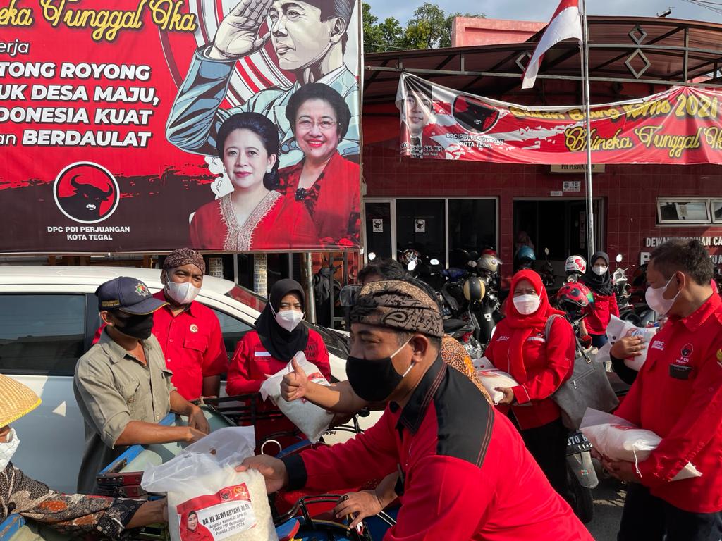 150 tukang becak menerima bantuan sosial beras dan pengobatan gratis