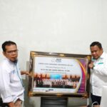 engurus JMSI Aceh menyerahkan penghargaan kepada Kapolda Aceh