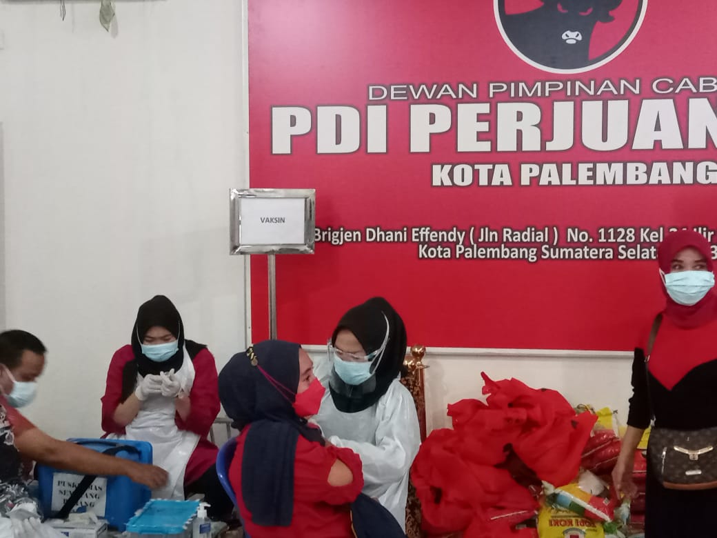 DPC PDI Perjuangan Kota Palembang adakan vaksinasi massal