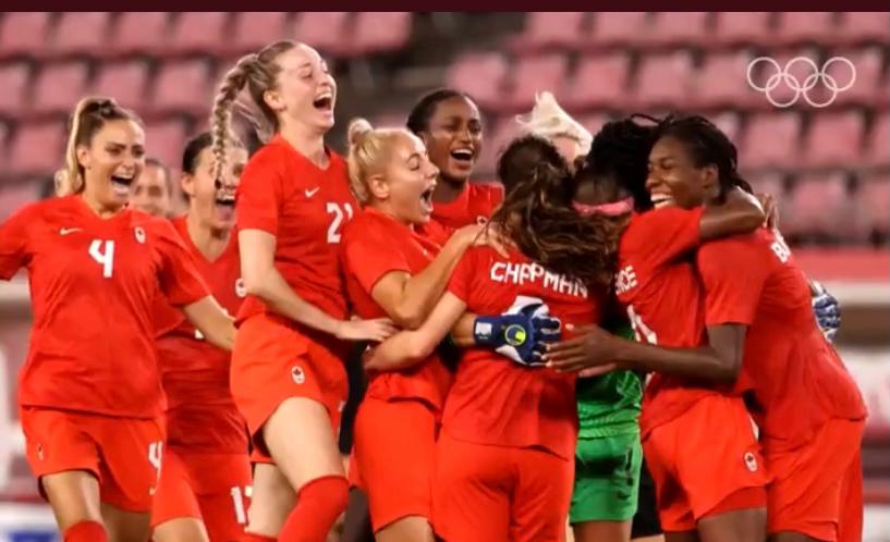 Selebrasi tIm sepak bola putri Kanada usai menang adu penalti di final sepak bola putri pada Olimpade Tokyo 2020, Jumat (6/8) malam (sumber foto: olympics)