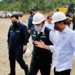 Gubernur Sumsel, H Herman Deru mendampingi Presiden RI Joko Widodo dan Menteri BUMN, Erick Thohir saat kunjungan kerja ke Muara Enim, Senin (24/1)