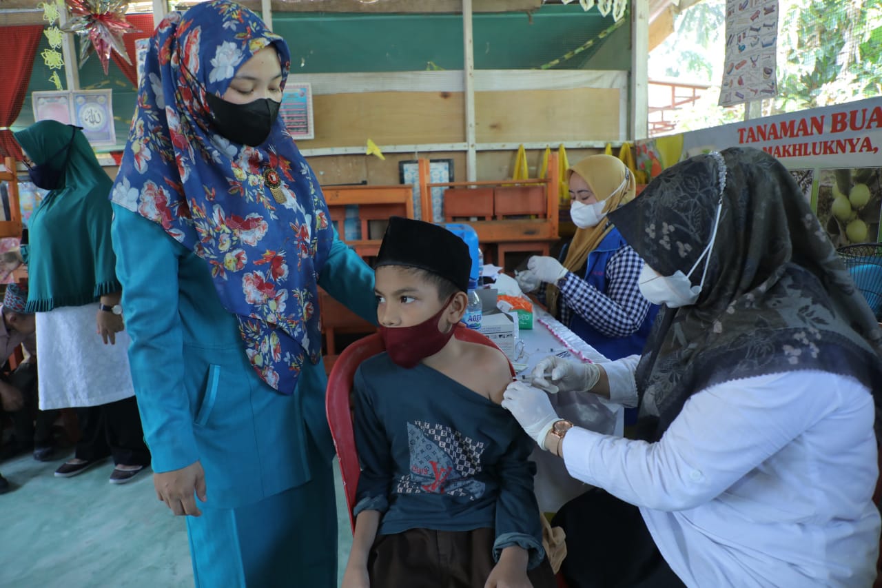 Vaksinasi Covid-19 di SD Swasta Silaturahmi Jampalan Kecamatan Simpang Empat dan SD Negeri 014632 Bagan Asahan Induk Kecamatan Tanjung Balai, Rabu (12/01/2022)