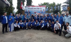 Anggota DPR RI, H Achmad Hafisz Tohir MBA menyerahkan bantuan satu unit ambulan kepada Dewan Pimpinan Wilayah Partai Amanat Nasional Sumatra Selatan