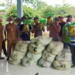 Pemkab OKI menyerahkan bantuan berupa benih padi kepada petani di Sembilan desa di Kecamatan Lempuing Jaya yang terdampak banjir