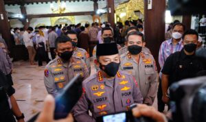 Kapolri Jenderal Listyo Sigit Prabowo saat melayat Buya Syafii di Masjid Gede Kauman, Jumat (27/5/2022)