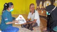 PT SIS dan BAGI saat memberikan sembako gratis kepada masyarakat kurang mampu di Kota Tual