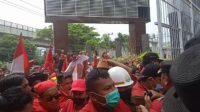 Aliansi Keadilan Sumatra Selatan saat menggelar demonstrasi di depan gedung Kejati Sumsel