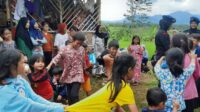 Anak Korban Gempa Cianjur Sedang Bermain. (Foto: Antara)