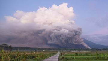 Penampakan Gunung Semeru mengeluarkan erupsi, Minggu (4/12/2022). Foto: (Istimewa)