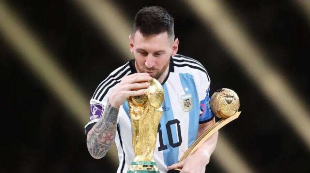 Pemain Timnas Argentina, Lionel Messi mencium trofi Piala Dunia Qatar 2022 (Foto: fifa.com)