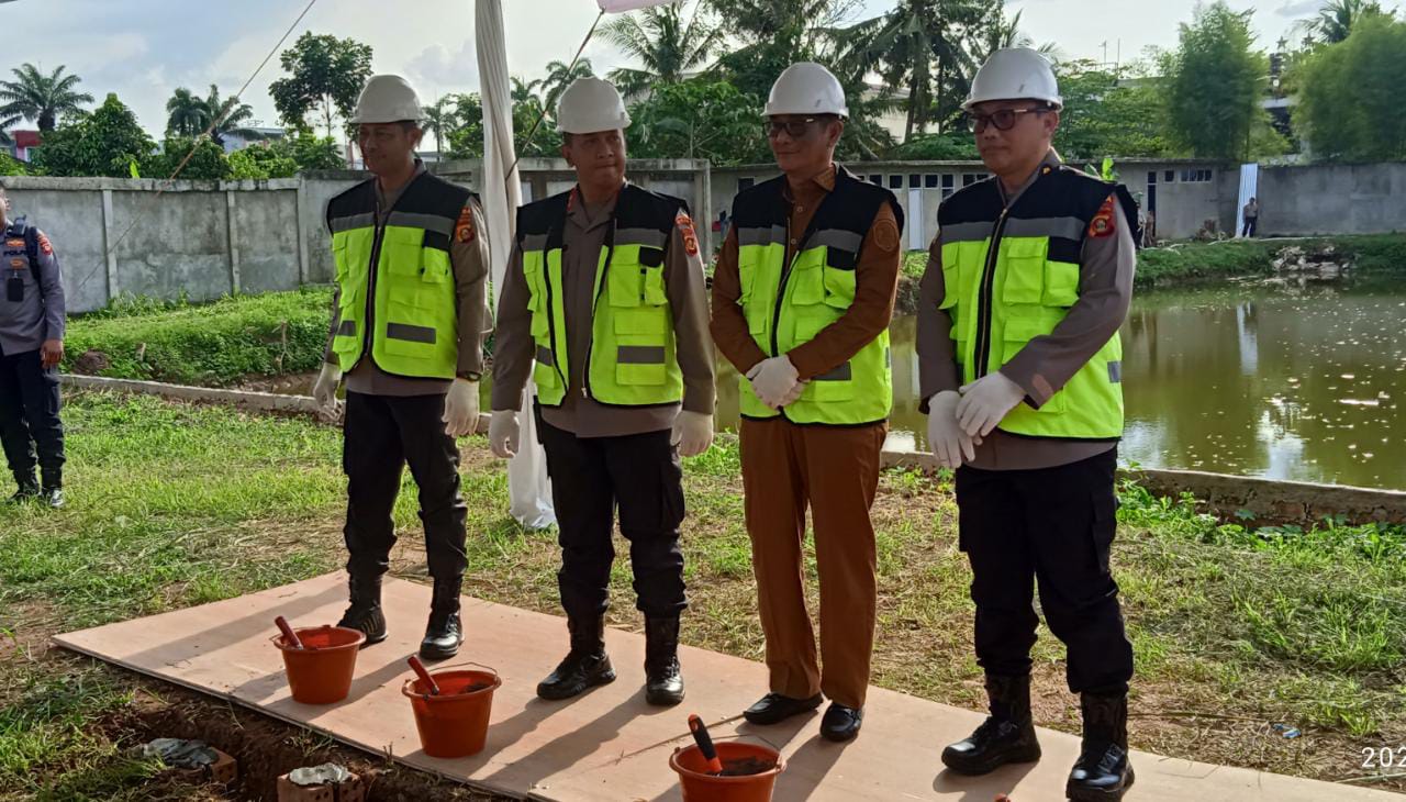 Bupati PALI Dr Ir H Heri Amalindo MM bersama Kapolda Sumsel Irjen Pol A Rachmad Wibowo melakukan peletakan batu pertama awal pembangunan Kolam Renang Pakri, Selasa (21/3/2023)
