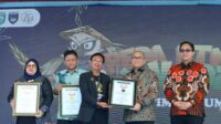 Kepala Perwakilan Bank Indonesia Provinsi Sumatera Selatan (BI Sumsel), R. Erwin Soeriadimadja, menerima rekor MURI atas Pembuatan Pupuk Arang Sekam dan Asap Cair Menggunakan Alat Produksi Terbanyak