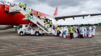 Sebanyak 359 jemaah haji kloter 12 Embarkasi Palembang, Jumat (9/6) siang ini diterbangkan menuju Jeddah, Arab Saudi