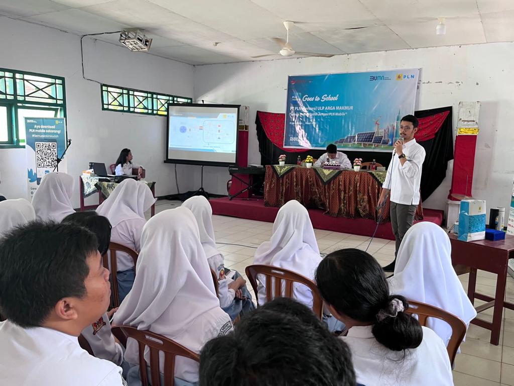 PLN Unit Layanan Pelanggan Argamakmur melaksanakan Program PLN Mobile Goes to School ke SMA Negeri 1 Kabupaten Bengkulu Utara